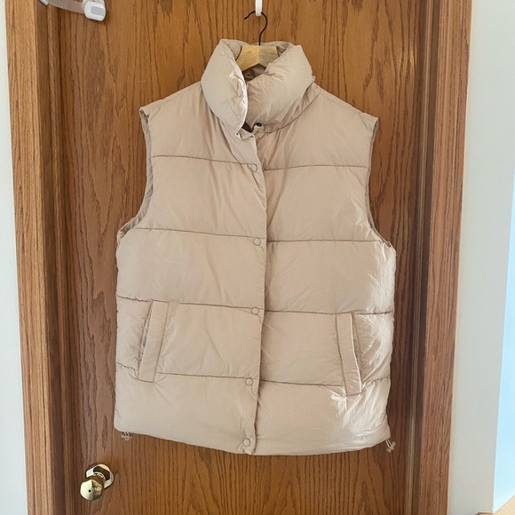 COPY - Beige Oversized Cotton On Mother Puffer 2.0 Women’s Vest - NWT - Picture 2 of 3